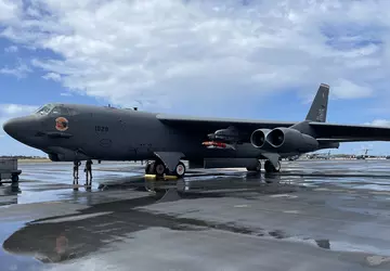 Nucleaire bommenwerper leert JDAM QS-ER 900kg ...