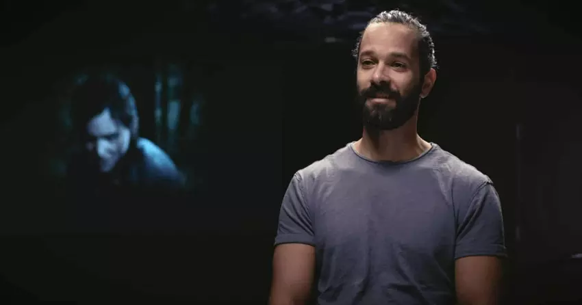 Neil Druckmann, game director van The Last of Us, ontvangt een prijs van de New York Video Game Critics Circle voor zijn impact op de industrie