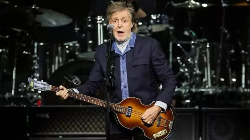 Paul McCartney van The Beatles roept de Britse regering op muzikanten te beschermen tegen kunstmatige intelligentie