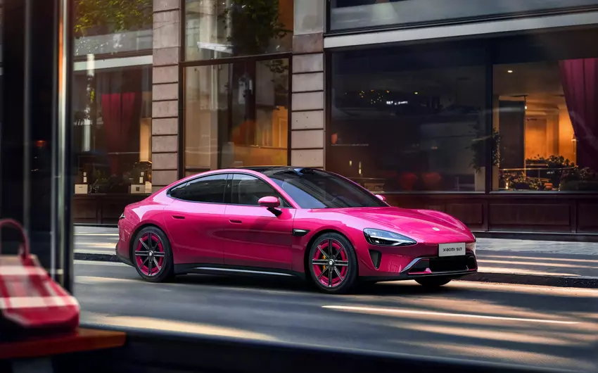 Xiaomi introduceert nieuwe Brilliant Magenta kleur voor elektrische auto SU7 ter ere van de 15e verjaardag van het merk