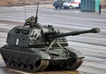 Oekraïense FPV-drone vernietigt Russische zelfrijdende houwitser ...