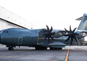 Kazachstan ontvangt het eerste A400M transportvliegtuig ...
