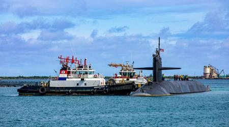 De Ohio-klasse nucleair aangedreven onderzeeër USS Kentucky met Trident II intercontinentale ballistische raketten met een bereik van meer dan 12.000 kilometer bezocht het eiland Guam.
