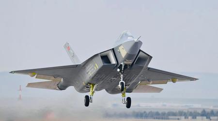 Turkije's KAAN gevechtsvliegtuig van de vijfde generatie maakte zijn eerste vlucht en werd in de lucht vergezeld door een F-16 Fighting Falcon.