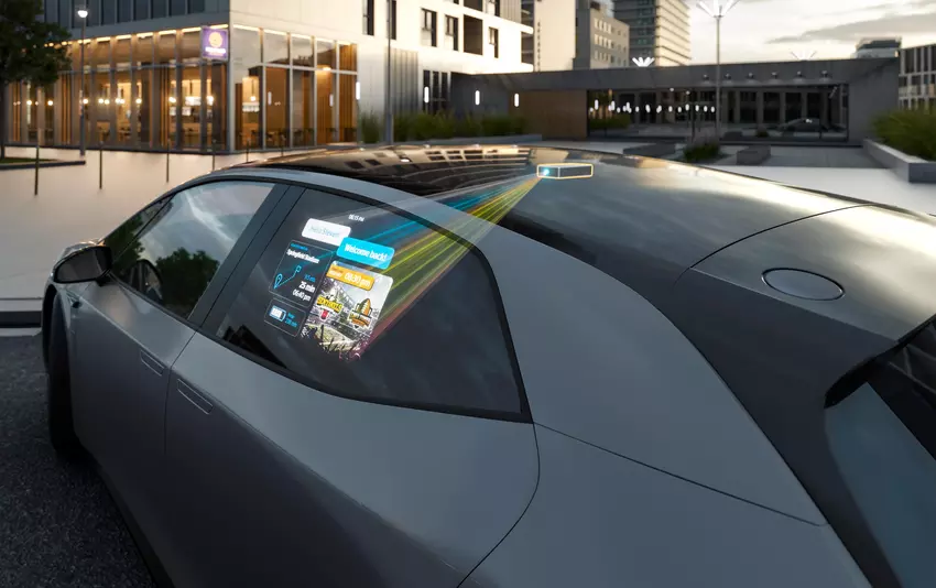 Miniprojector toont het beeld op de zijruit van de auto