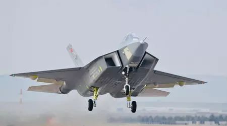 Turkije's KAAN gevechtsvliegtuig van de vijfde generatie maakte zijn eerste vlucht en werd in de lucht vergezeld door een F-16 Fighting Falcon.