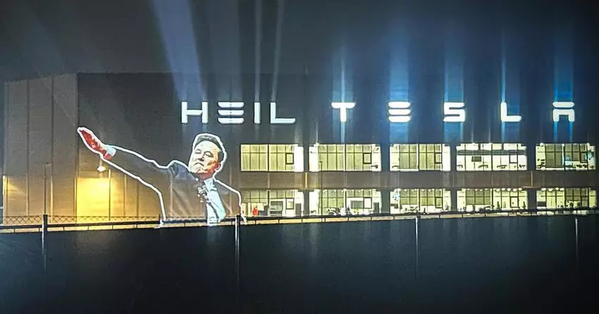 Musk's Hitlergroet werd getoond met een projector op de gevel van de Gigafactory Berlijn-Brandenburg fabriek