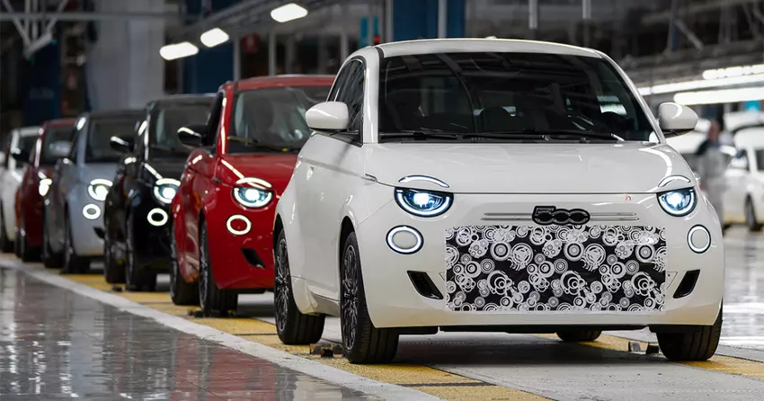 De eerste Fiat 500 Hybrid rolt van de productieband in Turijn