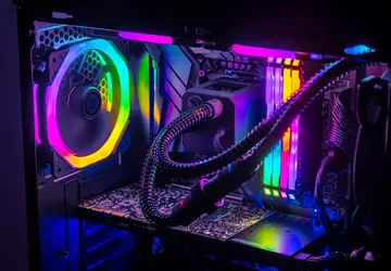 5 computeronderdelen met RGB-verlichting