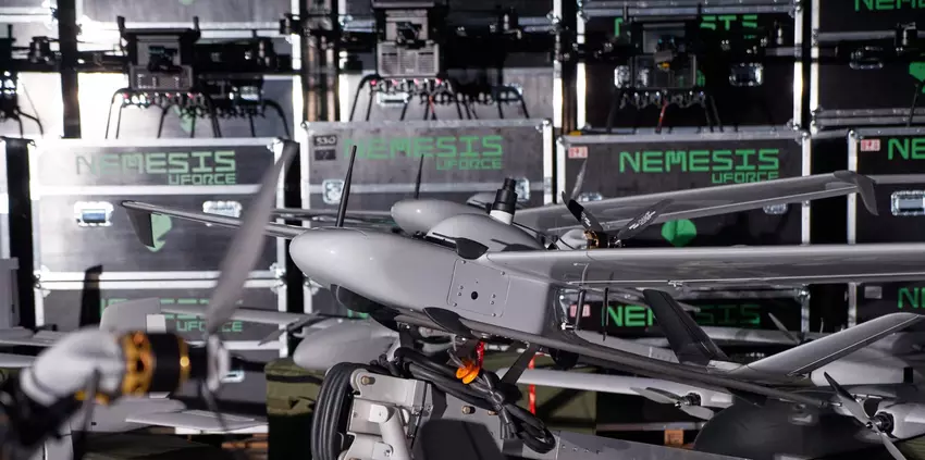 Zware Oekraïense drone NEMESIS vernietigt Russisch Strela-10M4 luchtverdedigingssysteem - video