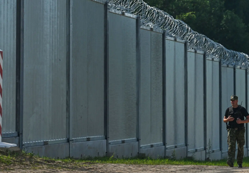 Anti-tankgracht, prikkeldraad en loopgraven: Polen toont ...