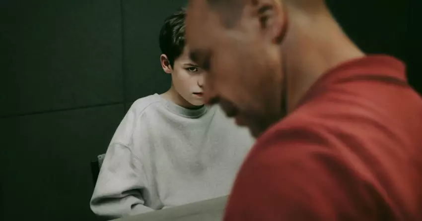 Drones, veel voorbereiding en veel pogingen: hoe heeft Netflix de dramaserie Adolescence in één take opgenomen? 