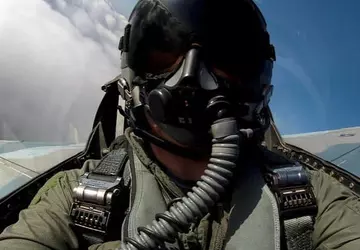 Wereldrecord: Oekraïense F-16 piloot schiet voor ...