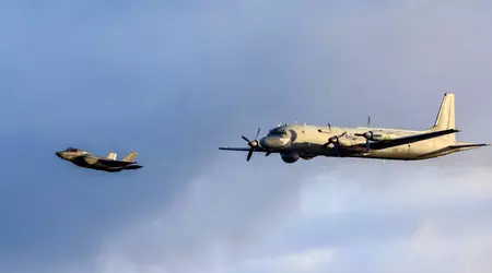 F-35B Lightning II's stegen op vanaf het dek van HMS Queen Elizabeth om een Russisch Il-38 vliegtuig te onderscheppen dat de aanvalsgroep naderde.