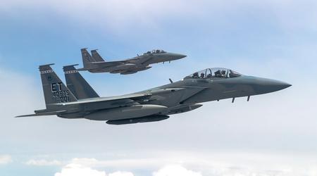 De eerste vier batches van gemoderniseerde F-15EX Eagle II gevechtsvliegtuigen hebben geen externe brandstoftanks, maar kunnen wel meer raketten dragen.