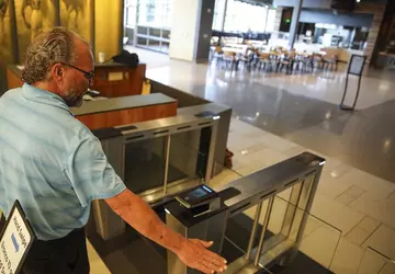 Amerikaanse universiteit installeert biometrische handpalmscanners voor ...