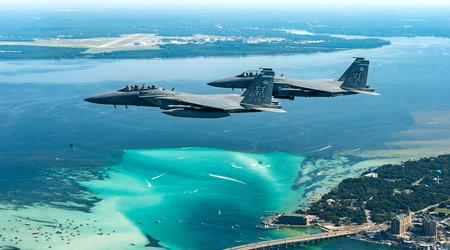 Amerikaanse luchtmacht betaalt bijna 10 miljard dollar voor gemoderniseerde F-15EX Eagle II gevechtsvliegtuigen - de waarde van het vliegtuig wordt geschat op 94 miljoen dollar