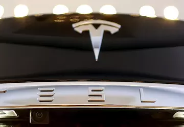 Rechtbank dwingt bestuursleden van Tesla om ...