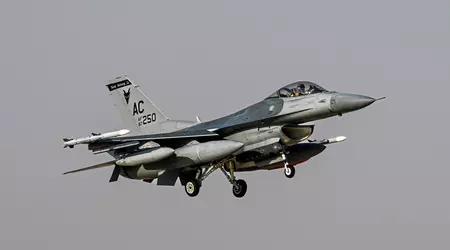 F-16 Fighting Falcon-gevechtsvliegtuigen uit de VS zijn aangekomen in het Midden-Oosten.
