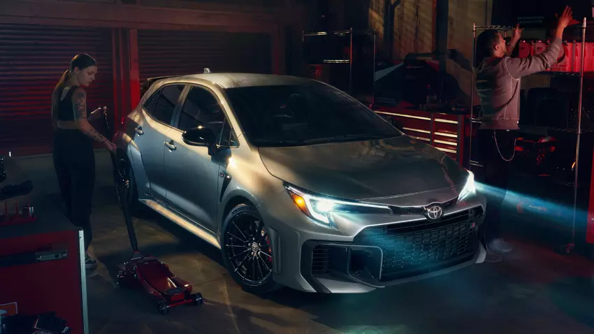 Toyota GR Corolla in de achtergrond van het productieproces