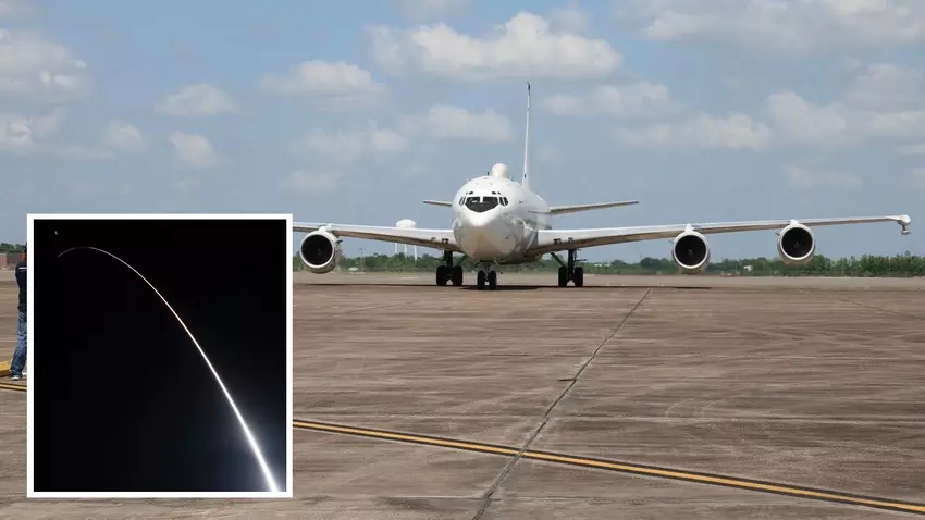 VS lanceert Minuteman III ICBM met testkop met behulp van E-6B Mercury doemvliegtuig