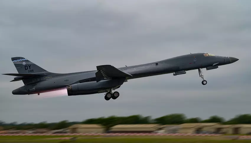 B-1B Lancer strategische bommenwerpers nemen voor het eerst deel aan Arctic Challenge, vliegen over 's werelds grootste vliegdekschip USS Gerald R. Ford samen met F-35 gevechtsvliegtuigen.