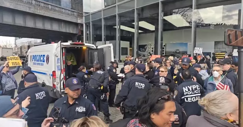 Tesla Takedown': een golf van anti-Mask protesten overspoelt de VS