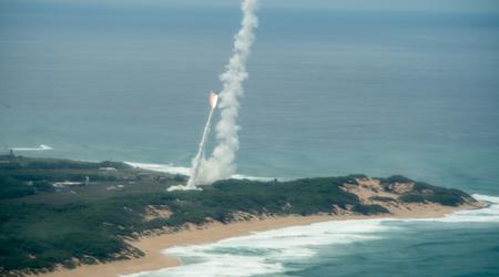 De destroyer USS Carl M. Levin gebruikte SM-3 Block IA en SM-2 Block IIIA onderscheppingsraketten om tegelijkertijd ballistische raketten en antischipraketten te onderscheppen.