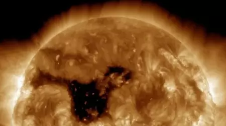 Een enorm coronaal gat van 800.000 kilometer breed is ontdekt op de Zon