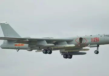 H-6 kernbommenwerpers, geëscorteerd door J-10, J-16 ...