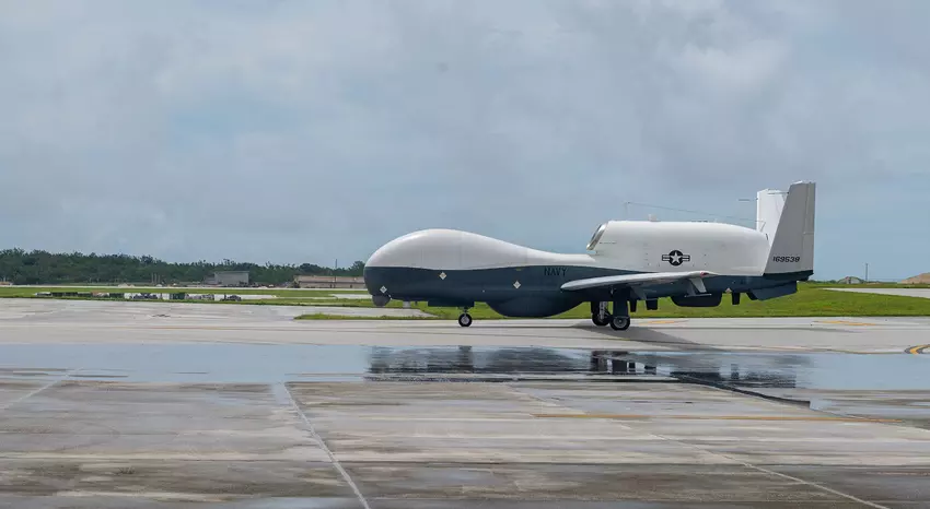 De Amerikaanse marine heeft een squadron MQ-4C Triton strategische drones naar Guam gestuurd na het bereiken van de initiële gevechtsklaarheid.
