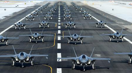 Het F-35 Lightning II-gevechtsvliegtuig van de vijfde generatie heeft kritieke mijlpaaltests voltooid die de weg vrijmaken voor productie op ware grootte.