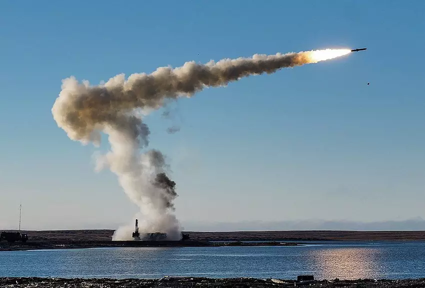 Hezbollah beschikt naar verluidt over Russische Onyx / Yakhont anti-scheepsraketten met een bereik van 300 km die een bedreiging kunnen vormen voor Amerikaanse destroyers en vliegdekschepen.