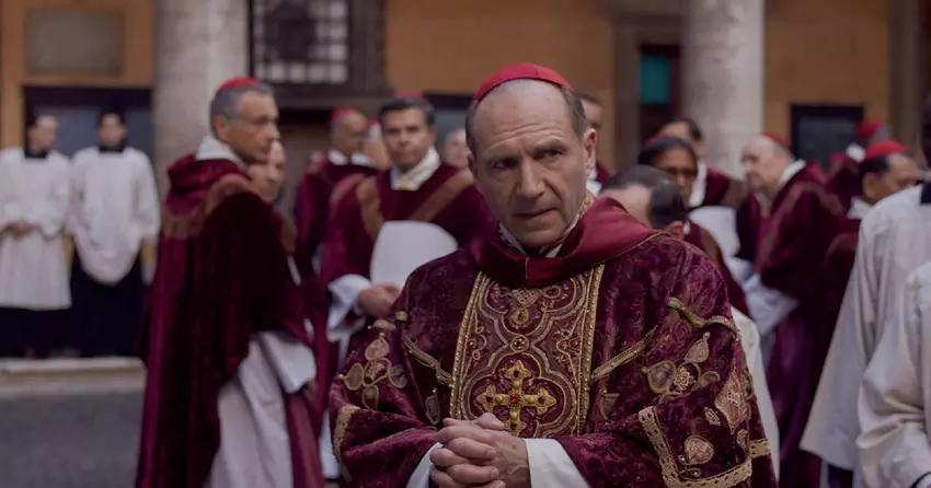 Peter Straughan won een Oscar voor Best Adapted Screenplay voor de film over politiek gekonkel Conclave. 