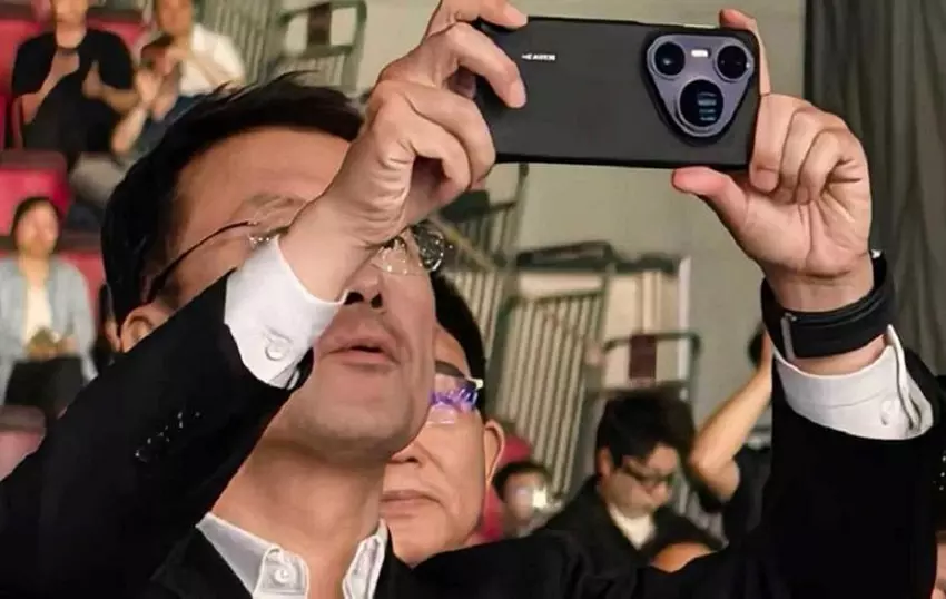 He Gang met de Pura 80 Ultra smartphone