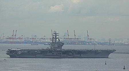 Het vliegdekschip USS Ronald Raegan kon Japan bij de zevende poging verlaten samen met de raketkruiser USS Antietam
