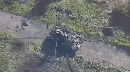 Russen proberen hun eigen verlaten T-90M tank ter waarde van $4,5 miljoen te vernietigen met Lancet kamikaze drones