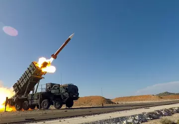 De MIM-104 Patriot vernietigde bijna gelijktijdig ...