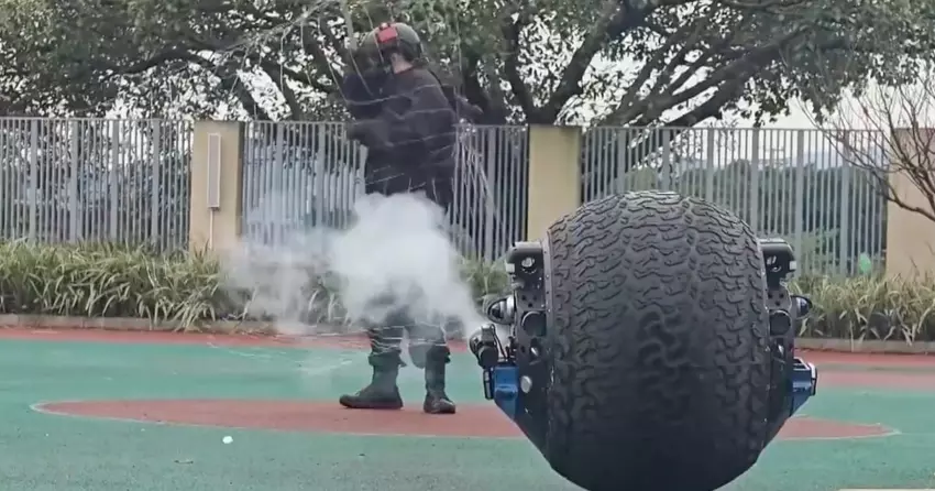 Chinese robocop gaat voor het eerst op straatpatrouille: hij lijkt op BB-8 uit Star Wars en heeft niet-dodelijke wapens (video)