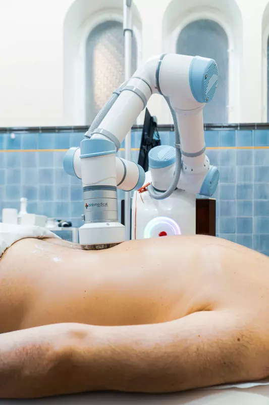 Robomasseuse Anna aan het werk. Illustratie: Hotel Centralni Lazne