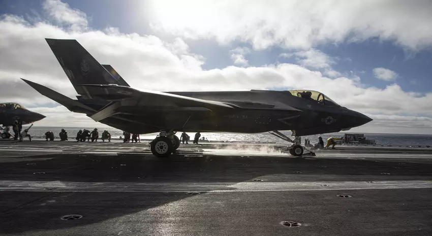 F-35C Lightning II gevechtsvliegtuigen van de vijfde generatie vliegen voor het eerst in de Amerikaanse militaire geschiedenis meer dan 12.000 km naar Australië