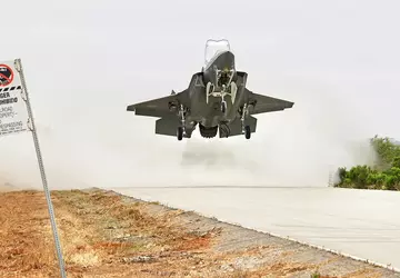 Een F-35B Lightning II straaljager landde ...