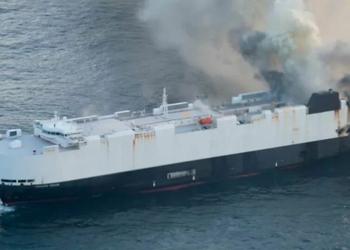 Een brandend schip vol auto's zonk ...