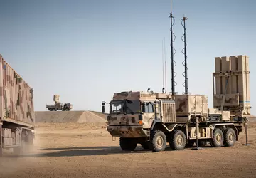 Duitsland draagt tweede IRIS-T SLM luchtverdedigingssysteem ...