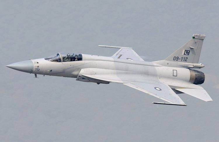 Pakistan rust JF-17-jagers uit met Chinese ...