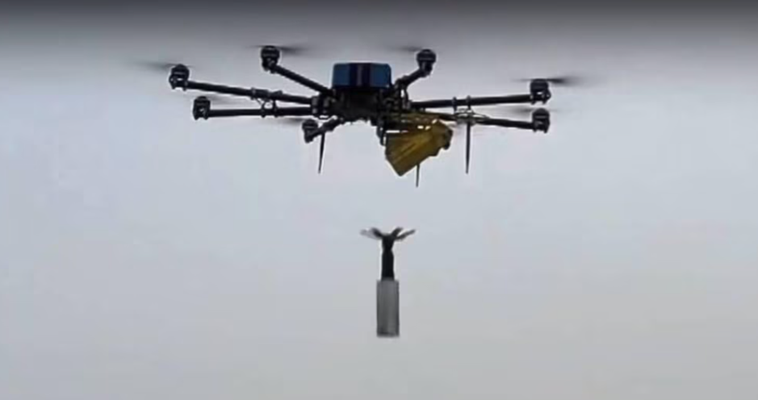 De Oekraïense strijdkrachten zijn er onlangs in geslaagd om vier stukken Russisch militair materieel in één keer te vernietigen. Hiervoor werd de R18 drone gebruikt.