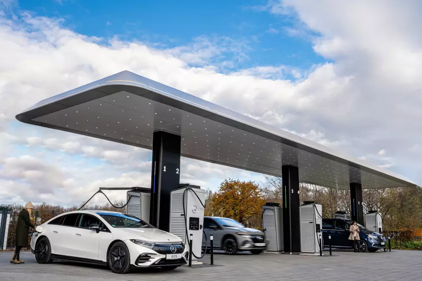 Mercedes heeft in Europa een branded hub geopend met laadstations voor elektrische voertuigen met een capaciteit van 300 kW