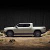 Rivian R1 Dune Edition miniatuur met woestijnachtergrond