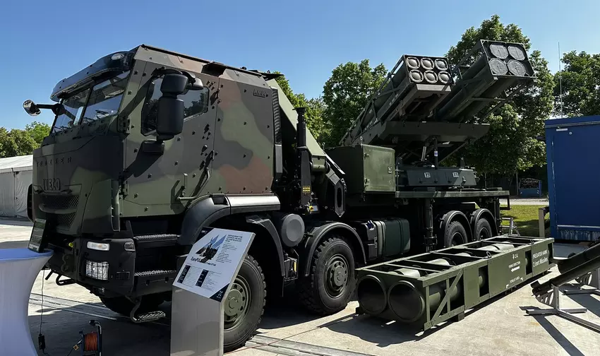 KMW en Elbit tonen het Euro-PULS systeem op een IVECO chassis met lanceerinrichting voor GMLRS M31, Accular, EXTRA, Predator Hawk, NSM en JSF-M raketten.