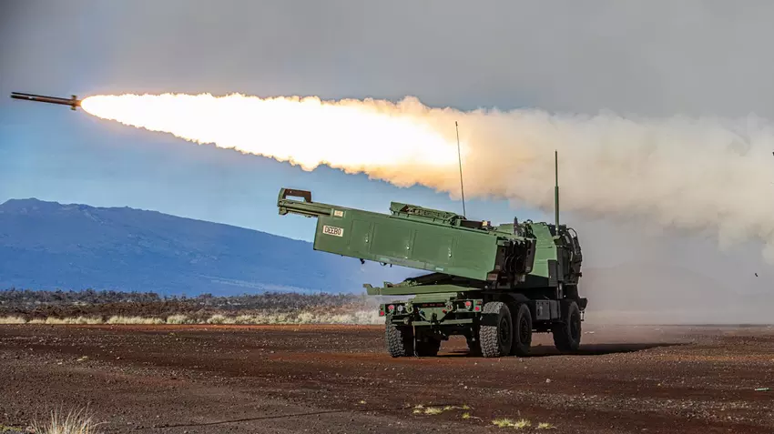 Oekraïense SHARK-drone hielp het Amerikaanse HIMARS-raketsysteem om Russische BM-21 Grad en BM-27 Uragan meervoudige raketwerpers te vernietigen.